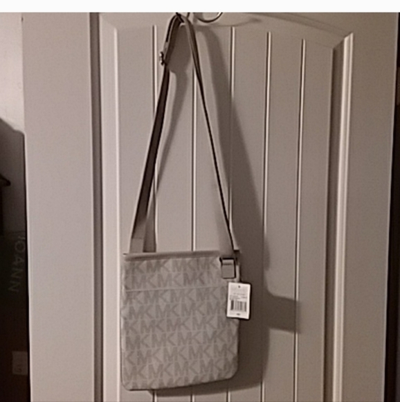 Michael Kors Crossbody Messenger Bag 10x9 New In Package - Picture 2 of 5